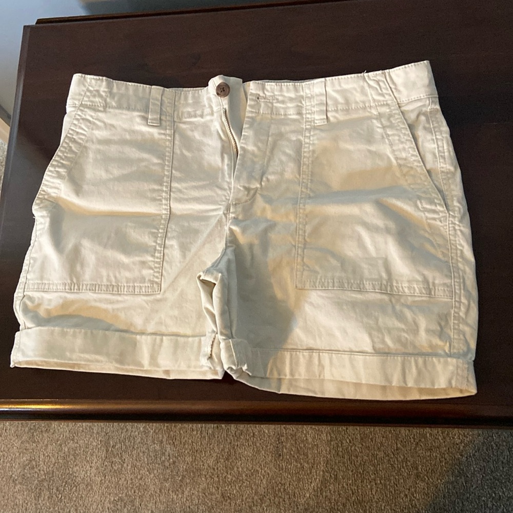 Women’s cuffed shorts, vanilla color